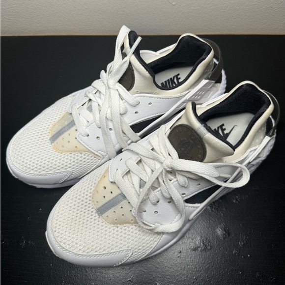 BLACK AND WHITE NIKE AIR HUARACHES SIZE 8.5 MENS/10 WOMENS - Picture 3 of 8